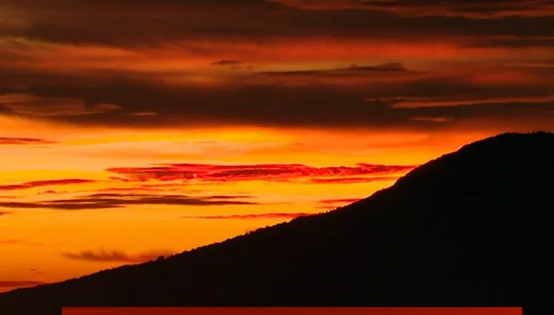 Un grupo de aventureros recorrió los senderos del Cerro El Chino, en Sonsonate, para disfrutar una de las vistas más espectaculares del amanecer.