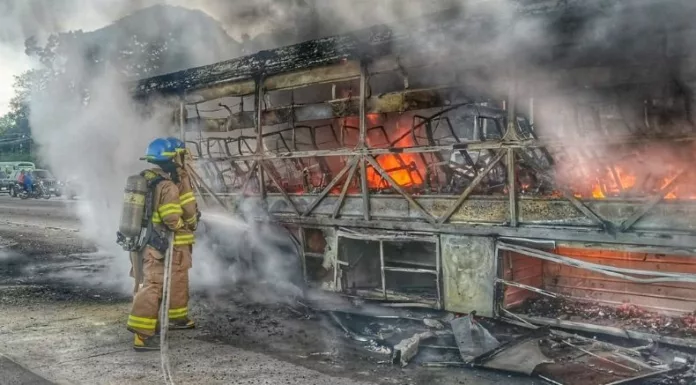 Un autobús se incendió esta mañana en el kilómetro 26 ½ de la carretera Panamericana, en sentido hacia San Salvador, en Lourdes, Colón, La Libertad Oeste.