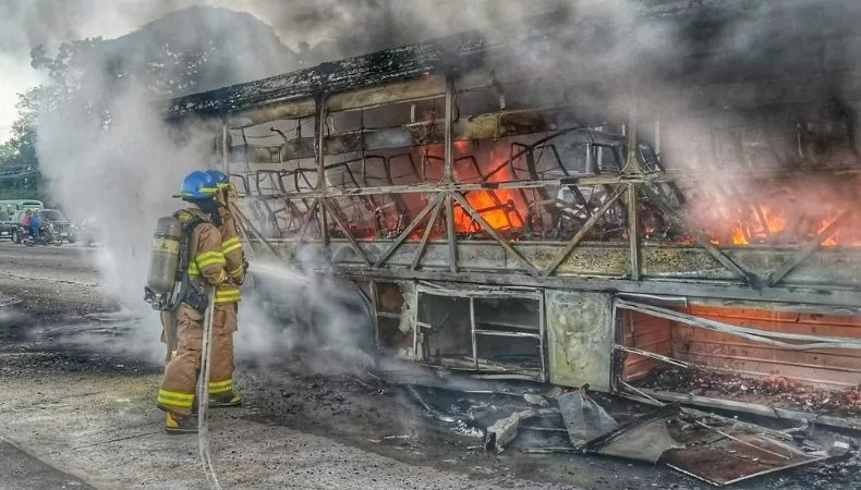 Autobús se incendia en Lourdes, Colón y genera complicaciones en el tráfico hacia San Salvador Un autobús se incendió esta mañana en el kilómetro 26 ½ de la carretera Panamericana, en sentido hacia San Salvador, en Lourdes, Colón, La Libertad Oeste.