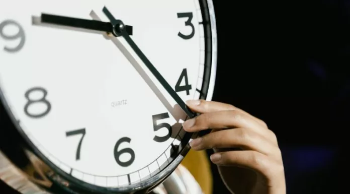 En varios países como Estados Unidos, México y gran parte de Europa, el cambio de horario se aplica en verano e invierno para aprovechar la luz solar y ahorrar energía, aunque no es una práctica universal.