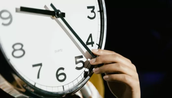 ¿Sabías que El Salvador adelantó sus relojes para ahorrar energía? En varios países como Estados Unidos, México y gran parte de Europa, el cambio de horario se aplica en verano e invierno para aprovechar la luz solar y ahorrar energía, aunque no es una práctica universal.
