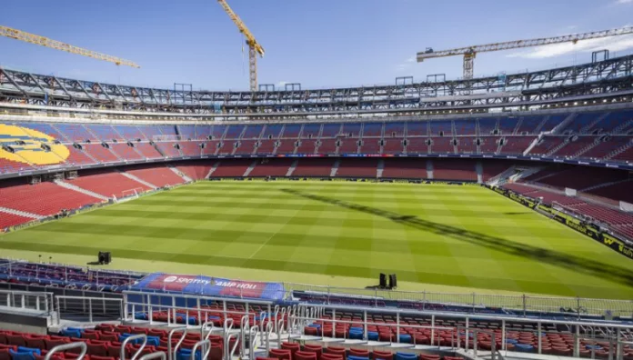 Barcelona estrenará el Camp Nou en un entrenamiento con 23.000 aficionados El Barcelona anunció su vuelta al todavía en remodelación estadio Camp Nou con un entrenamiento abierto para 23.000 aficionados.