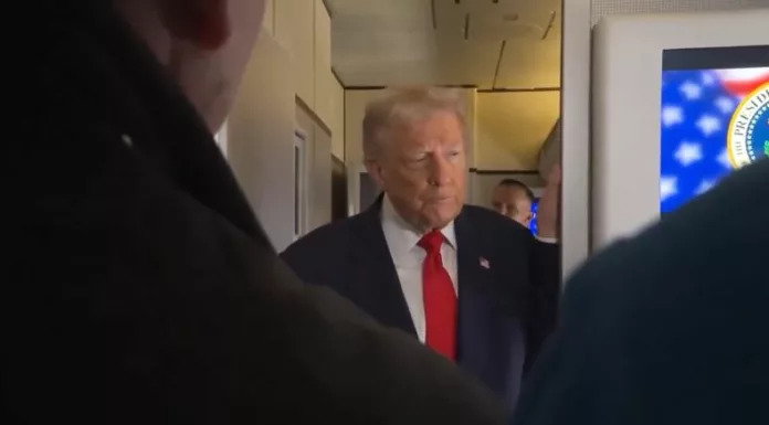 Presidente Trump desmiente reportes de varios medios estadounidenses que afirmaron que su administración estaría preparando ataques a bases militares de Venezuela.