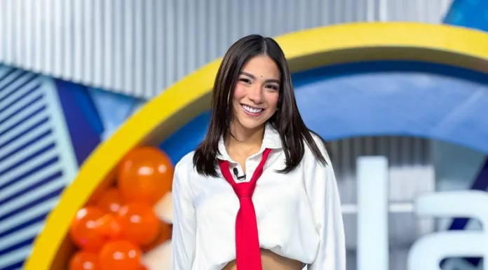 La conductora del programa apareció con un look inspirado en “Rebelde” durante un especial dedicado al fenómeno musical que marcó a toda una generación.