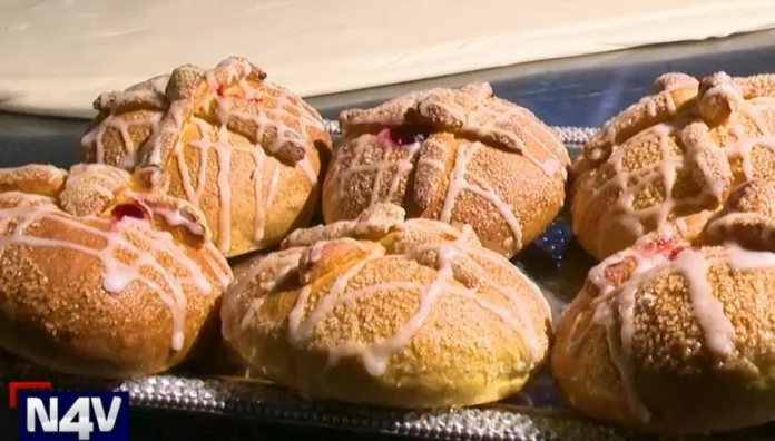 El toque que no puede faltar en la mesa el pan de muerto El pan de muerto se convierte en un gesto de recuerdo para quienes ya no están. Una tradición que mantiene su esencia.