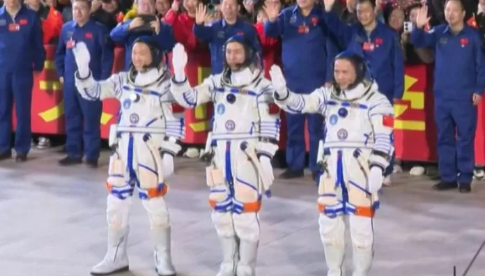 China envía al espacio a su astronauta más joven China lanzó una nueva misión hacia su estación espacial, con el astronauta más joven del país.