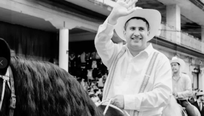 México Asesinan al alcalde de Uruapan, durante celebración del Día de Muertos El alcalde de Uruapan, en México, Carlos Manzo, fue asesinado a tiros durante la Feria de las Velas. El ataque dejó al menos un agresor abatido y dos detenidos.