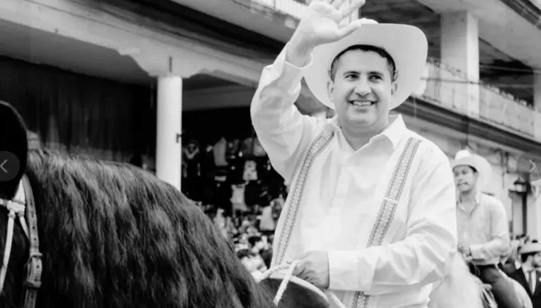 México Asesinan al alcalde de Uruapan, durante celebración del Día de Muertos El alcalde de Uruapan, en México, Carlos Manzo, fue asesinado a tiros durante la Feria de las Velas. El ataque dejó al menos un agresor abatido y dos detenidos.