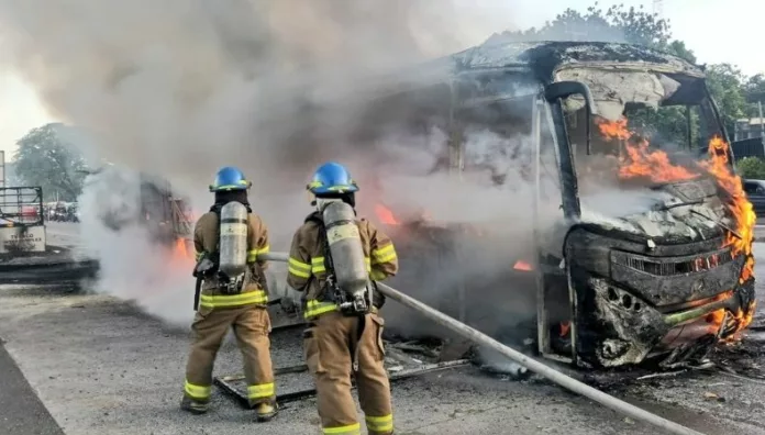 ¿A qué se deben los incendios en vehículos Detectar a tiempo cualquier falla eléctrica o mecánica es fundamental para prevenir incendios en vehículos y garantizar una conducción segura.