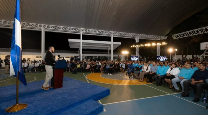 El presidente Nayib Bukele inauguró este domingo 70 escuelas que se encuentran ubicadas en diferentes puntos del país.
