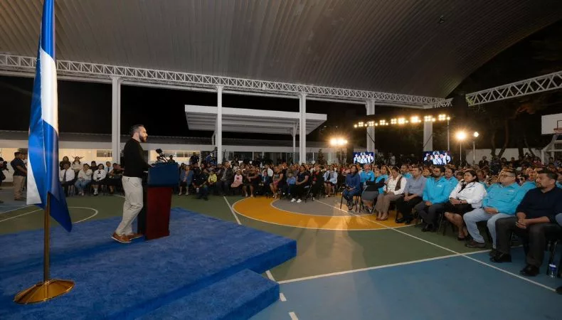 El presidente Nayib Bukele inauguró este domingo 70 escuelas que se encuentran ubicadas en diferentes puntos del país.