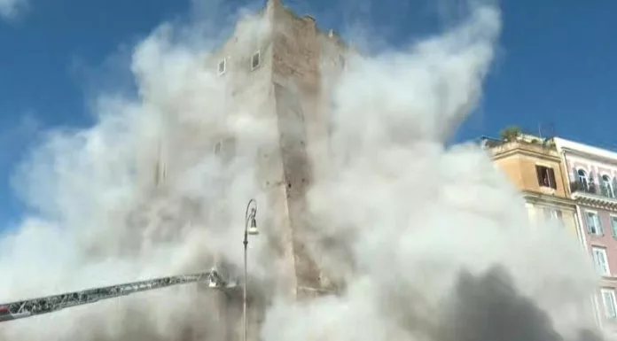Trabajadores llevaban a cabo obras de renovación en una torre medieval en el centro de Roma, pero repentinamente colapsó.