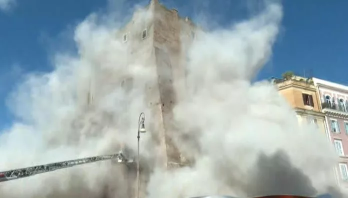 Un trabajador atrapado tras colapso de torre medieval en Roma Trabajadores llevaban a cabo obras de renovación en una torre medieval en el centro de Roma, pero repentinamente colapsó.