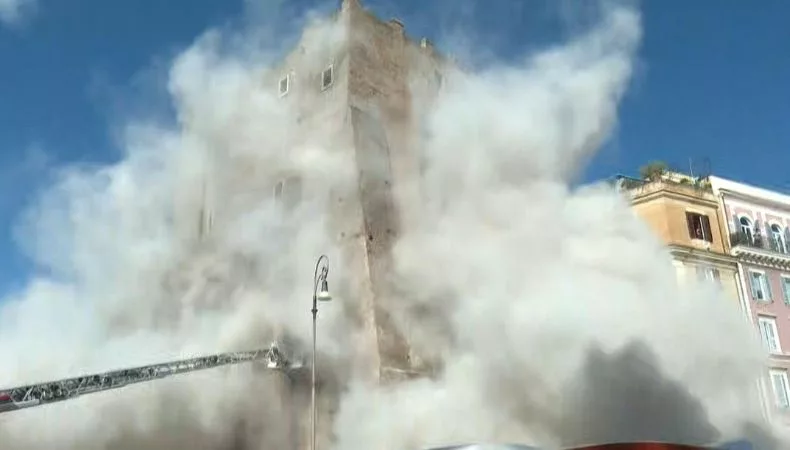 Un trabajador atrapado tras colapso de torre medieval en Roma Trabajadores llevaban a cabo obras de renovación en una torre medieval en el centro de Roma, pero repentinamente colapsó.