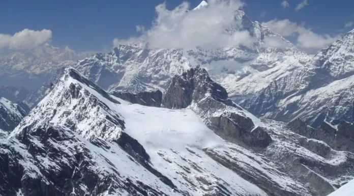 Cinco alpinistas extranjeros y dos guías nepalíes murieron tras una avalancha registrada en el campamento base del Yalung Ri, en Nepal.