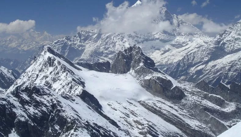 Al menos siete fallecidos por una avalancha en Nepal Cinco alpinistas extranjeros y dos guías nepalíes murieron tras una avalancha registrada en el campamento base del Yalung Ri, en Nepal.