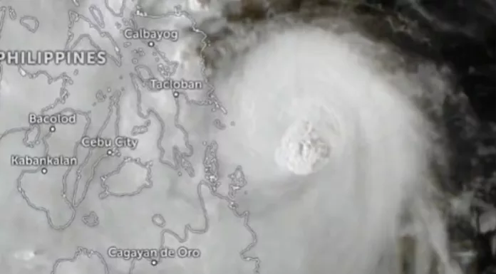 El tifón Kalmaegi azota con vientos de 150 kilómetros por hora y tocó tierra en la provincia de las islas Dinagat en Filipinas.