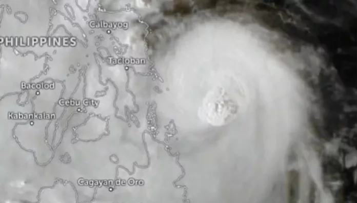 Más de 150,000 evacuados en Filipinas por tifón Kalmaegi El tifón Kalmaegi azota con vientos de 150 kilómetros por hora y tocó tierra en la provincia de las islas Dinagat en Filipinas.