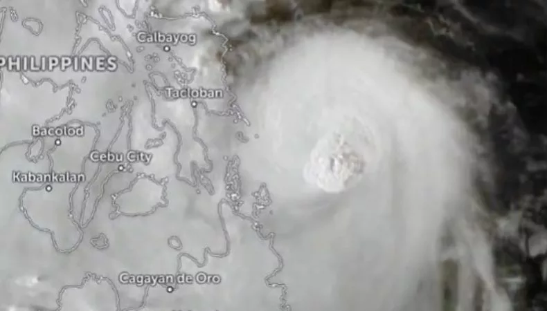 El tifón Kalmaegi azota con vientos de 150 kilómetros por hora y tocó tierra en la provincia de las islas Dinagat en Filipinas.