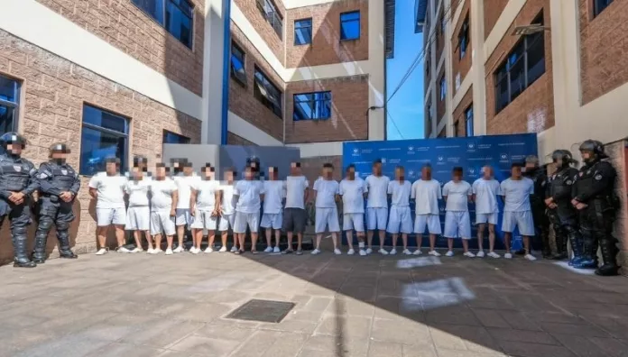 “Caso carteristas” así operaba la banda que hurtaba en autobuses El pasado 31 de octubre, las autoridades de seguridad capturaron a más de 30 personas acusadas de hurtar celulares en autobuses.