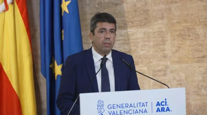 El presidente de la región española de Valencia, Carlos Mazón, renunció a un año de las inundaciones que dejaron 229 fallecidos.