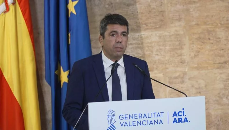 El presidente de la región española de Valencia, Carlos Mazón, renunció a un año de las inundaciones que dejaron 229 fallecidos.