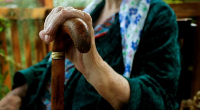 La cuota alimenticia es solicitada, en su mayoría, a padres para sus hijos menores de edad. Pero, este derecho no es exclusivo de la niñez.