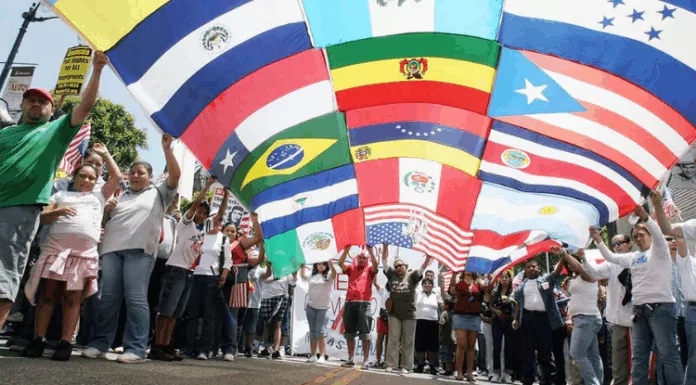 En este siglo, la población hispana creció un 56% en Estados Unidos. La gran mayoría son mexicanos. Los salvadoreños están en cuarto lugar.