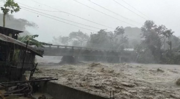 Más de 20 personas murieron y cerca de 400,000 fueron desplazadas en Filipinas, afectadas por el poderoso tifón Kalmaegi.