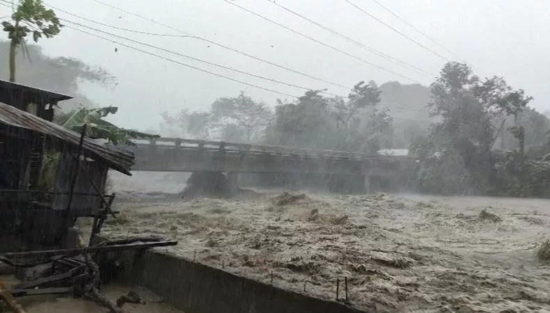 Más de 20 personas murieron y cerca de 400,000 fueron desplazadas en Filipinas, afectadas por el poderoso tifón Kalmaegi.