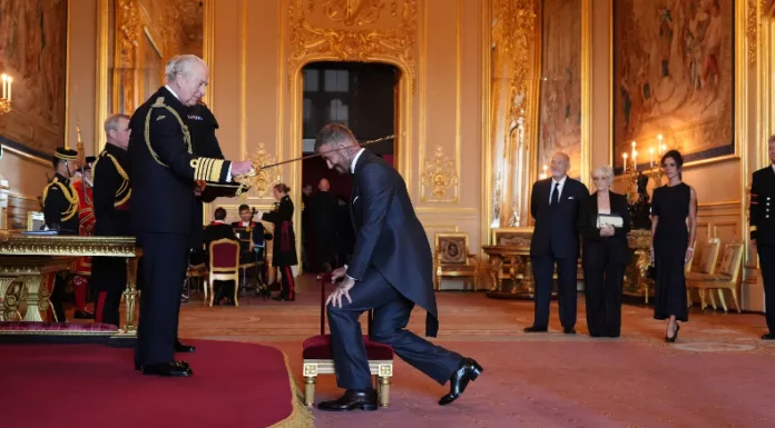 La distinción que recibió David Beckham representa uno de los honores más altos que puede conferir el soberano de Reino Unido.