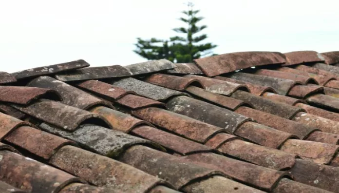 Advierten de peligros por colocar objetos en los techos Ante el incremento de vientos, cuerpos de socorro advierten a la población no colocar objetos en los techos debido al peligro que representan.