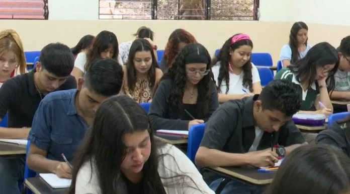 Más de 18 mil estudiantes de escuelas públicas participan en un programa gubernamental de refuerzo en Matemáticas y Lenguaje, que busca fortalecer habilidades esenciales.