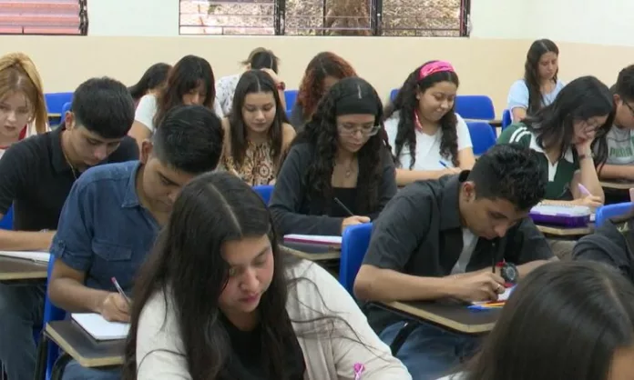 Más de 18 mil estudiantes participan en programa de refuerzo en Matemáticas y Lenguaje Más de 18 mil estudiantes de escuelas públicas participan en un programa gubernamental de refuerzo en Matemáticas y Lenguaje, que busca fortalecer habilidades esenciales.