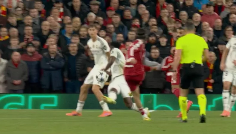 Szoboszlai del Liverpool sacó un disparo desde la frontal del área, Tchouaméni en su intento por defender, tocó el esférico con la mano.