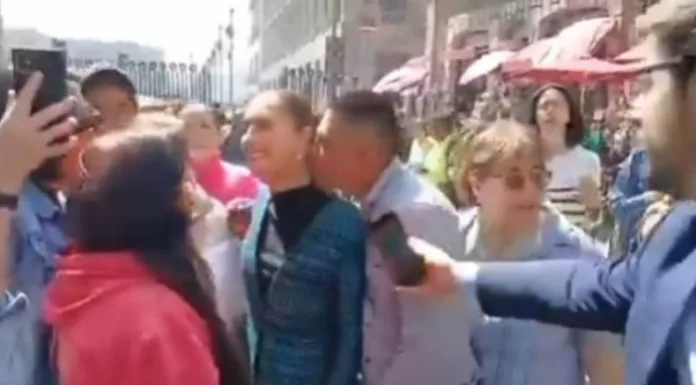 La presidenta Claudia Sheinbaum realizaba un recorrido en las calles del Centro Histórico cuando fue víctima de acoso.