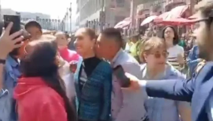 México: Presidenta Claudia Sheinbaum es víctima de acoso La presidenta Claudia Sheinbaum realizaba un recorrido en las calles del Centro Histórico cuando fue víctima de acoso.