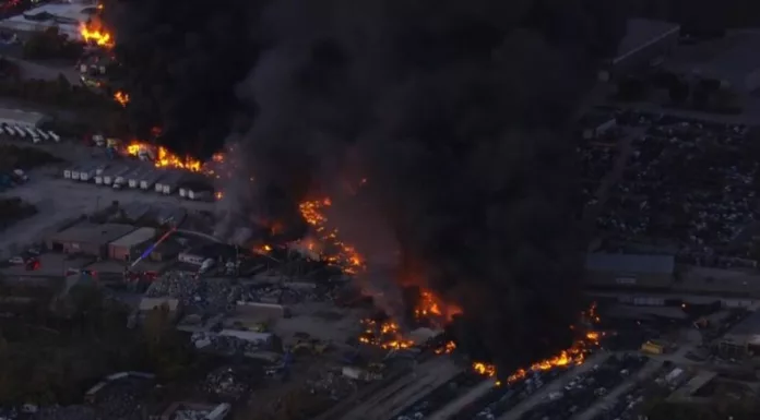 Según los primeros reportes, al menos tres personas murieron y 11 más resultaron heridos luego que un avión se estrellara en Kentucky.