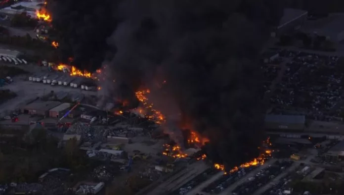 Tres fallecidos y 11 heridos en accidente aéreo en Kentucky Según los primeros reportes, al menos tres personas murieron y 11 más resultaron heridos luego que un avión se estrellara en Kentucky.