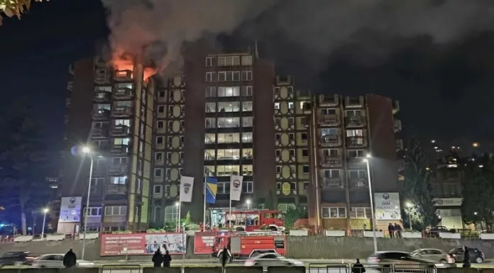 Al menos 11 personas murieron y unas 30 resultaron heridas tras un incendio registrado anoche en un hogar de ancianos en la localidad de Tuzla, al noreste de Bosnia, informaron las autoridades policiales.