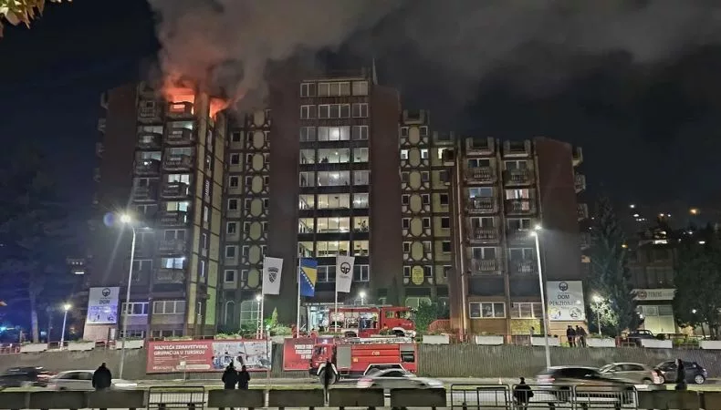 Al menos 11 personas murieron y unas 30 resultaron heridas tras un incendio registrado anoche en un hogar de ancianos en la localidad de Tuzla, al noreste de Bosnia, informaron las autoridades policiales.