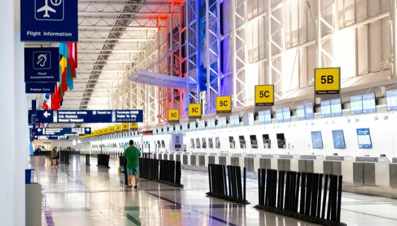 El gobierno de Estados Unidos anunció este miércoles que solicitará a las aerolíneas que comiencen a cancelar vuelos a partir del viernes.