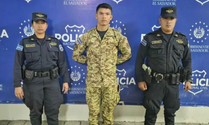 Soldado disparo mujer centro La PNC informó que un soldado destacado en el Centro Histórico accionó accidentalmente su arma, impactó a la mujer y le causó muerte inmediata.
