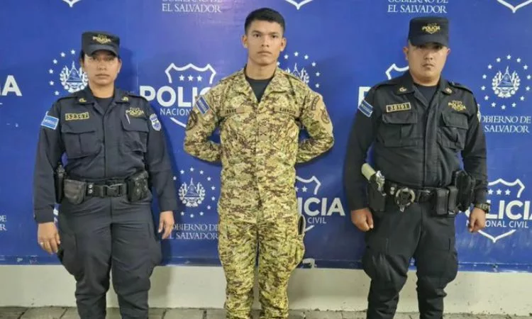 La PNC informó que un soldado destacado en el Centro Histórico accionó accidentalmente su arma, impactó a la mujer y le causó muerte inmediata.
