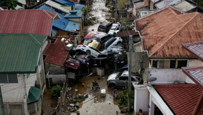 Tifón Kalmaegi deja una estela de destrucción y muertes en Filipinas y Vietnam Tras el paso del tifón Kalmaegi, Filipinas continúa elevando el número de víctimas y los daños materiales, mientras que en Vietnam se reportan al menos cinco fallecidos.