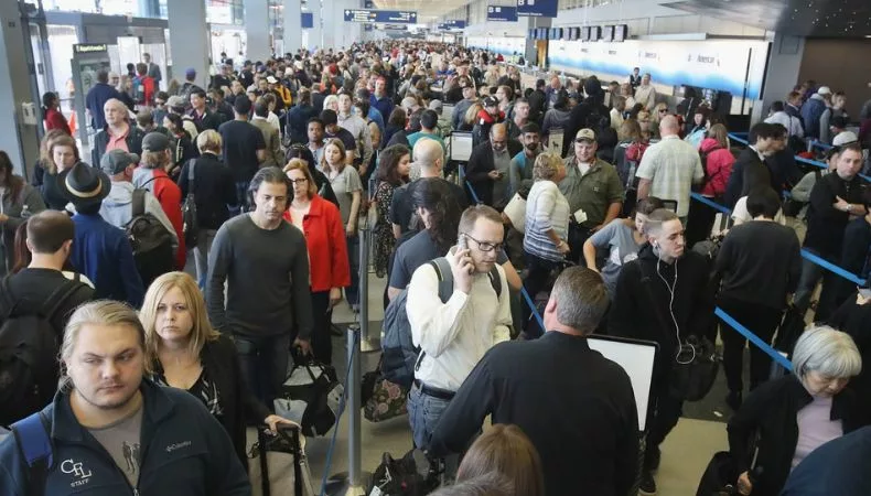 Más de 1,200 vuelos fueron cancelados este viernes en Estados Unidos, luego que la administración Trump ordenara reducir el tráfico aéreo.