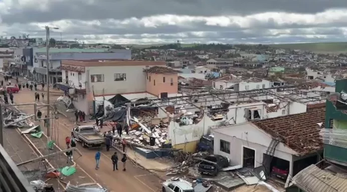 Un tornado arrasó una pequeña ciudad del sur de Brasil y dejó un rastro de devastación sin precedentes en la región.