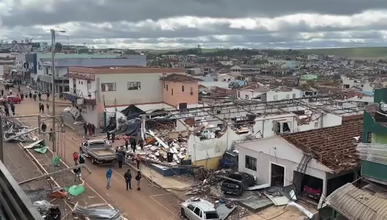 Un tornado arrasó una pequeña ciudad del sur de Brasil y dejó un rastro de devastación sin precedentes en la región.