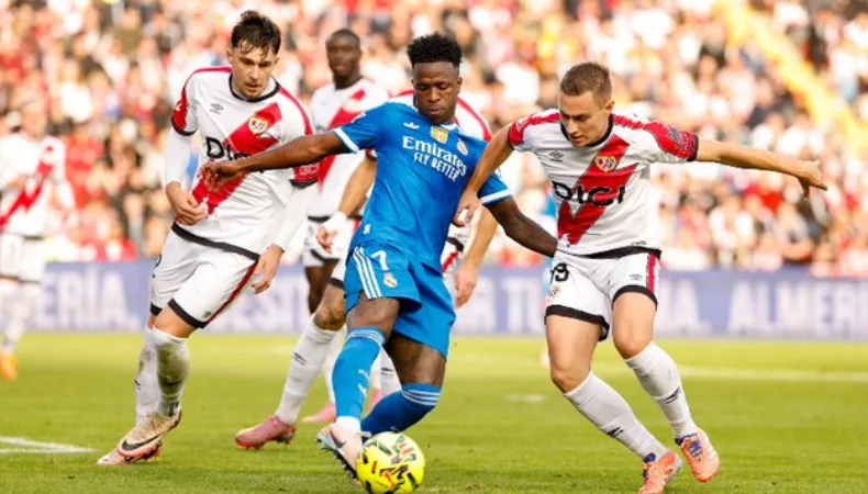 El Real Madrid empató sin goles en su visita al Rayo Vallecano en una nueva jornada del campeonato español.