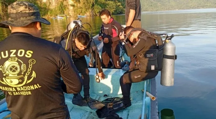 Una lancha se accidentó en Joya Grande, lago de Ilopango. Autoridades buscan a las personas desaparecidas.